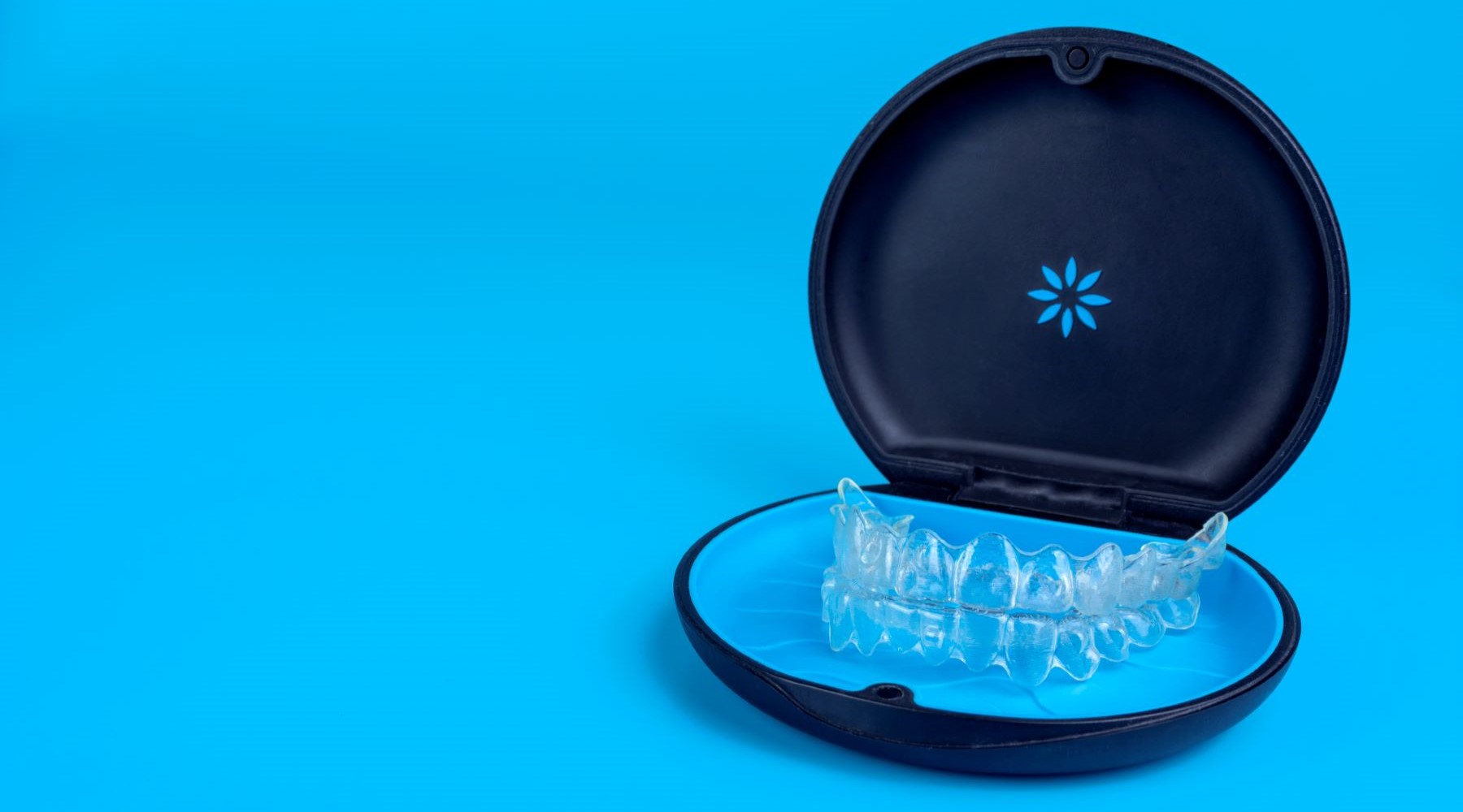 How Invisalign Aligners Facilitate Simultaneous Cosmetic Dental Procedures During Orthodontic Correction